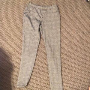 Style and co— plaid like print pants